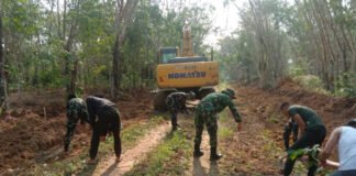Satgas TMMD Kodim 0402/OKI Bersama Warga Gotong Royong Buka Akses Jalan Desa
