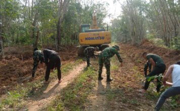 Satgas TMMD Kodim 0402/OKI Bersama Warga Gotong Royong Buka Akses Jalan Desa