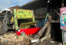 Kecelakaan di Pedamaran OKI, Truk Fuso Timpa Mobil yang Terparkir