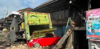 Kecelakaan di Pedamaran OKI, Truk Fuso Timpa Mobil yang Terparkir