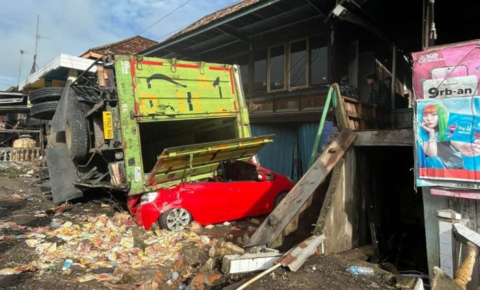 Kecelakaan di Pedamaran OKI, Truk Fuso Timpa Mobil yang Terparkir
