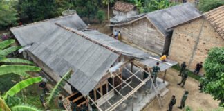 Demi Hunian Layak, Satgas TMMD Kodim 0402/OKI Bongkar Rumah untuk Direhab Total