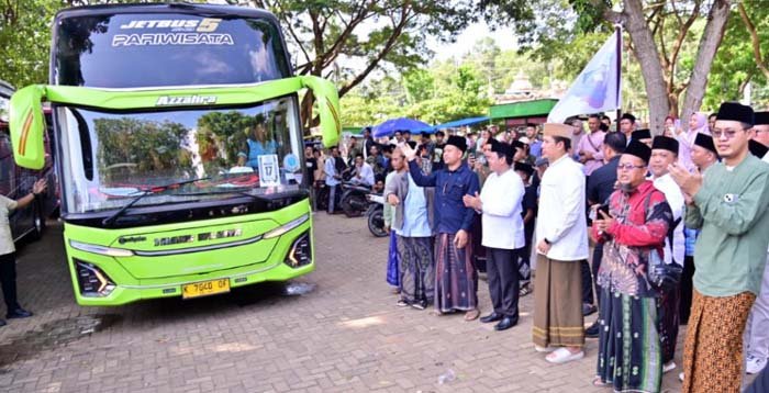 1.350 Santri Lampung Diberangkatkan ke Lirboyo, Bupati Egi Titipkan Pesan Pengabdian