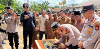 Dukung Program Prioritas Nasional, Kapolres Banyuasin Salurkan Bantuan Sosial di Air Kumbang