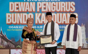 Bupati Muchendi Sandang Gelar Adat Minang ‘Sutan Rajo Mudo Nan Sati’
