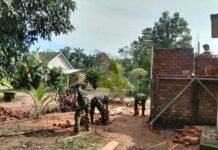 TNI dan Warga Gotong Royong Bangun MCK dalam Program TMMD Kodim 0402/OKI