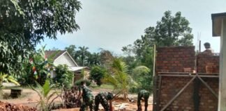 TNI dan Warga Gotong Royong Bangun MCK dalam Program TMMD Kodim 0402/OKI