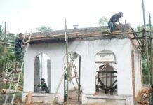 TMMD Ke-128 Kodim 0402/OKI Terus Lanjutkan Rehab Musholla Al-Hidayah di Tengah Musim Hujan