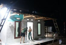 Tak Kenal Lelah, Satgas TMMD ke-128 Kodim 0402/OKI Lembur Malam Demi Rampungkan Rehab Musholla