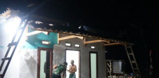 Tak Kenal Lelah, Satgas TMMD ke-128 Kodim 0402/OKI Lembur Malam Demi Rampungkan Rehab Musholla