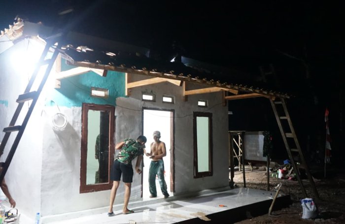 Tak Kenal Lelah, Satgas TMMD ke-128 Kodim 0402/OKI Lembur Malam Demi Rampungkan Rehab Musholla