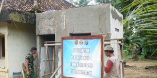 TNI dan Warga Pematang Sukatani Wujudkan Asa Lewat Pembangunan MCK TMMD ke-128