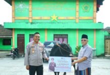 Kapolres OKI Serahkan Hewan Kurban Bantuan Kapolda Sumsel untuk Ponpes An Nur Tebing Suluh