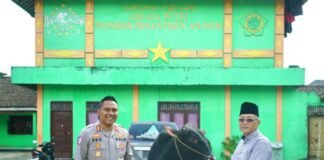 Kapolres OKI Serahkan Hewan Kurban Bantuan Kapolda Sumsel untuk Ponpes An Nur Tebing Suluh