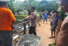 Polres OKI dan Brimob Polda Sumsel Gotong Royong Perbaiki Jembatan Merah Putih di Desa Jermun