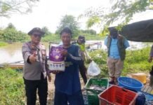 Sinergi Antisipasi Karhutla, Polres OKI Salurkan Bantuan Sosial di Aliran Sungai Lempuing