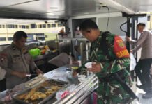 Sat Brimob Polda Sumsel Siapkan Dapur Lapangan pada Peringatan May Day