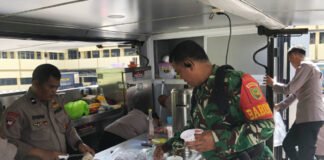 Sat Brimob Polda Sumsel Siapkan Dapur Lapangan pada Peringatan May Day