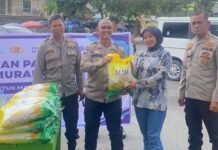 Polres OKI Kawal Penjualan Beras SPHP Bulog di Pasar Kayuagung, Warga Antusias