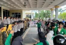 Polres OKI Kawal Aksi Damai Mahasiswa dan OKP di DPRD, Aspirasi Disampaikan Secara Kondusif