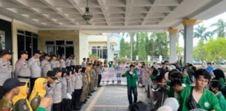 Polres OKI Kawal Aksi Damai Mahasiswa dan OKP di DPRD, Aspirasi Disampaikan Secara Kondusif