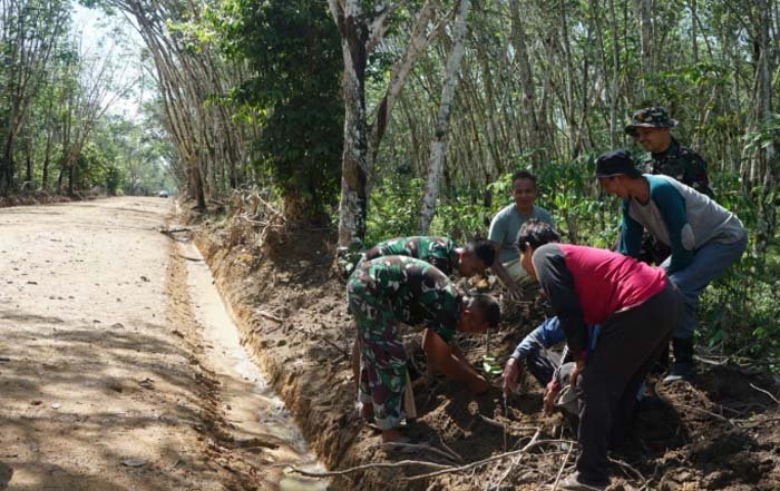 Selain Bangun Jalan, Satgas TMMD Kodim 0402/OKI Lestarikan Lingkungan