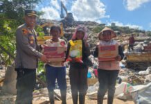 Wujud Kepedulian Polri, Polsek Sukarami Salurkan Bantuan Sembako di TPA Sukawinatan