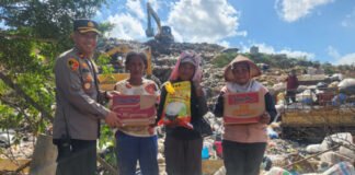 Wujud Kepedulian Polri, Polsek Sukarami Salurkan Bantuan Sembako di TPA Sukawinatan