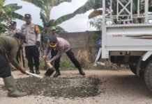 Respons Cepat Keluhan Warga, Polda Sumsel Perbaiki Akses Jalan di Talang Jambe