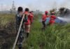 Babinsa Koramil 402-07/Indralaya Bersama Tim Gabungan Tangani Karhutla di Desa Rambutan