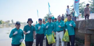 Bupati Muchendi Pimpin Aksi Bersih Lingkungan, ASN Hingga Warga Bergotong Royong