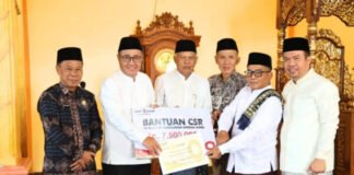 Safari Jumat di Kumun Debai, Wako Alfin Serahkan Bantuan untuk Masjid Nurul Huda