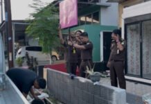 Kejari OKI Laksanakan Sita Eksekusi Aset Tanah dan Bangunan Milik Terpidana Asmadi