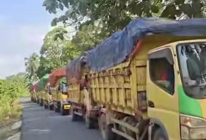 Kesal Jalan Kembali Rusak, Warga Tanjung Lubuk Portal Akses Jalan Truk Sawit