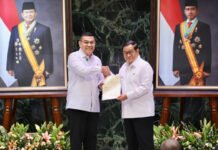 DKI Jakarta HUT ke-499, Wamen Ossy Serahkan 499 Sertipikat ke Gubernur Pramono Anung