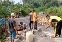 Lewat Program BELIDA, Polsek Jayaloka Perbaiki Tanggul Jembatan di Desa Purwodadi