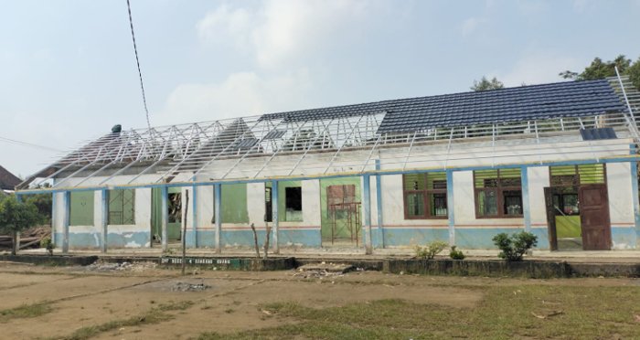 Libur Sekolah Usai, Rehab Gedung Sekolah Ini Malah Belum Kelar!
