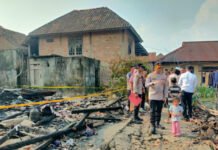 Kapolres Prabumulih Tinjau Lokasi Kebakaran, Serahkan Bantuan untuk Ringankan Beban Warga