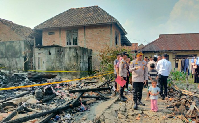 Kapolres Prabumulih Tinjau Lokasi Kebakaran, Serahkan Bantuan untuk Ringankan Beban Warga