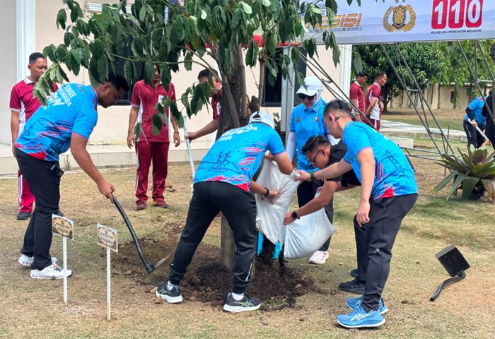 Polda Sumsel Tanam 30 Pohon Produktif di Kawasan Masjid Assa’adah