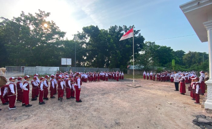 BNNK OKI Edukasi Pelajar tentang Bahaya Narkoba Lewat Upacara Bendera di SDS Muthiah Islamic School