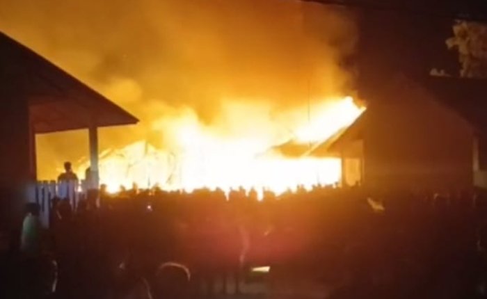 SMPN 6 Cengal Terbakar, Warga Heboh dan Berjibaku Padamkan Api