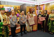 Kapolri Apresiasi Produk UMKM Bhayangkari Sumsel di Bazar Kreasi Nusantara 2026