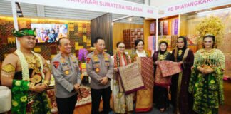Kapolri Apresiasi Produk UMKM Bhayangkari Sumsel di Bazar Kreasi Nusantara 2026