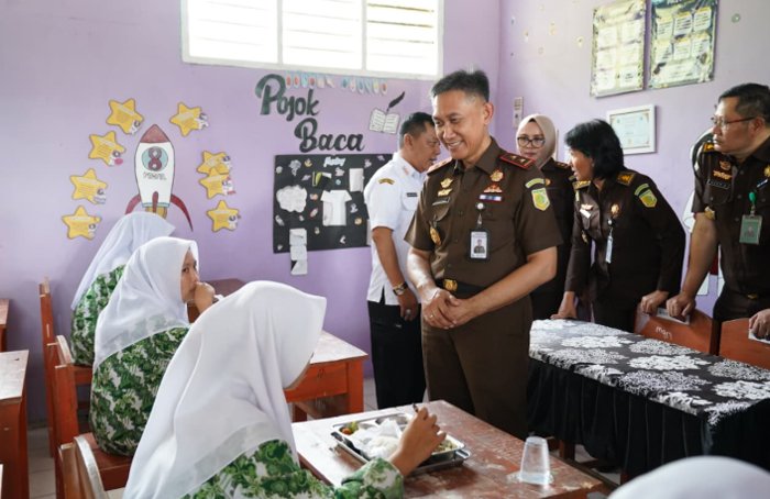 Pastikan Tepat Sasaran, Kajati Lampung Tinjau Pelaksanaan MBG di Tanggamus