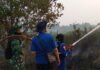 Babinsa Koramil 402-07/Indralaya Padamkan Kebakaran Tumpukan Sampah di Kelurahan Timbangan