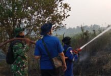 Babinsa Koramil 402-07/Indralaya Padamkan Kebakaran Tumpukan Sampah di Kelurahan Timbangan