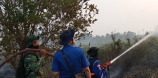 Babinsa Koramil 402-07/Indralaya Padamkan Kebakaran Tumpukan Sampah di Kelurahan Timbangan