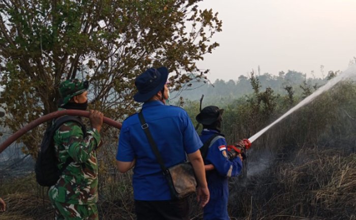 Babinsa Koramil 402-07/Indralaya Padamkan Kebakaran Tumpukan Sampah di Kelurahan Timbangan