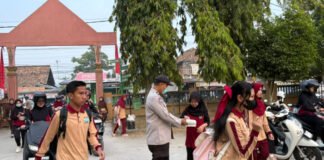 Lindungi Pelajar dari Kabut Asap, Polres OKI Bagikan Masker di SMAN 1 Kayuagung